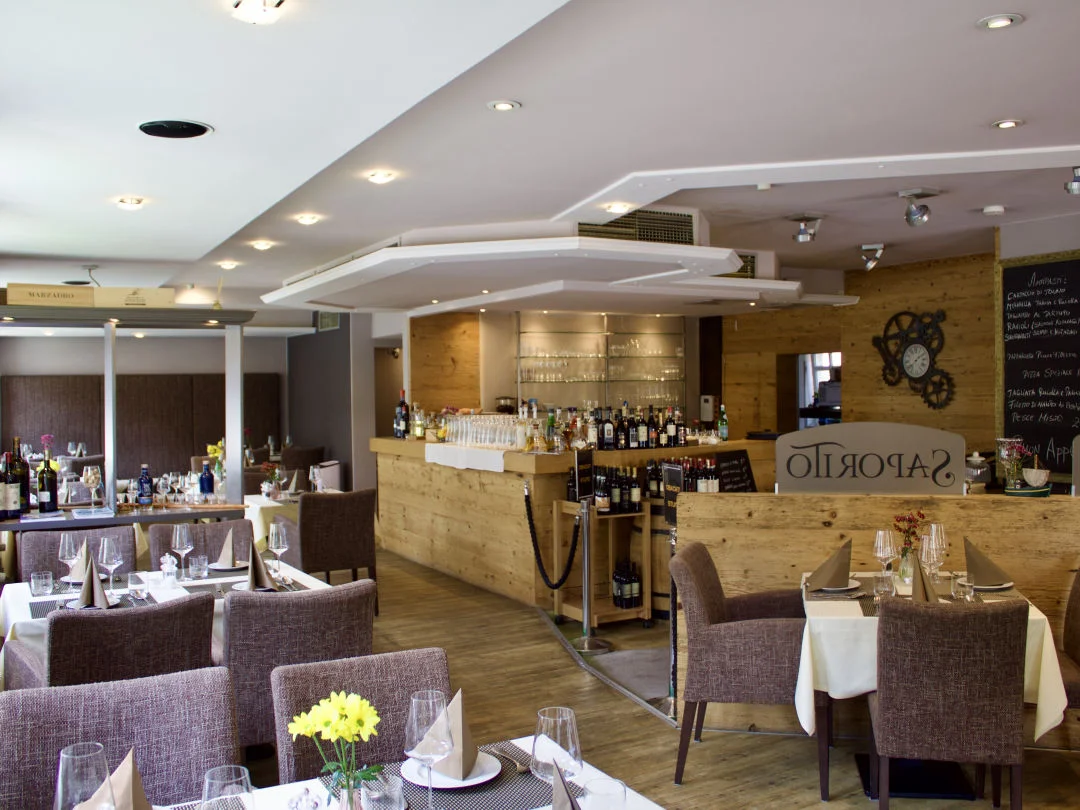Speisesaal des Restaurant Saporito mit Holzambiente in Zeven