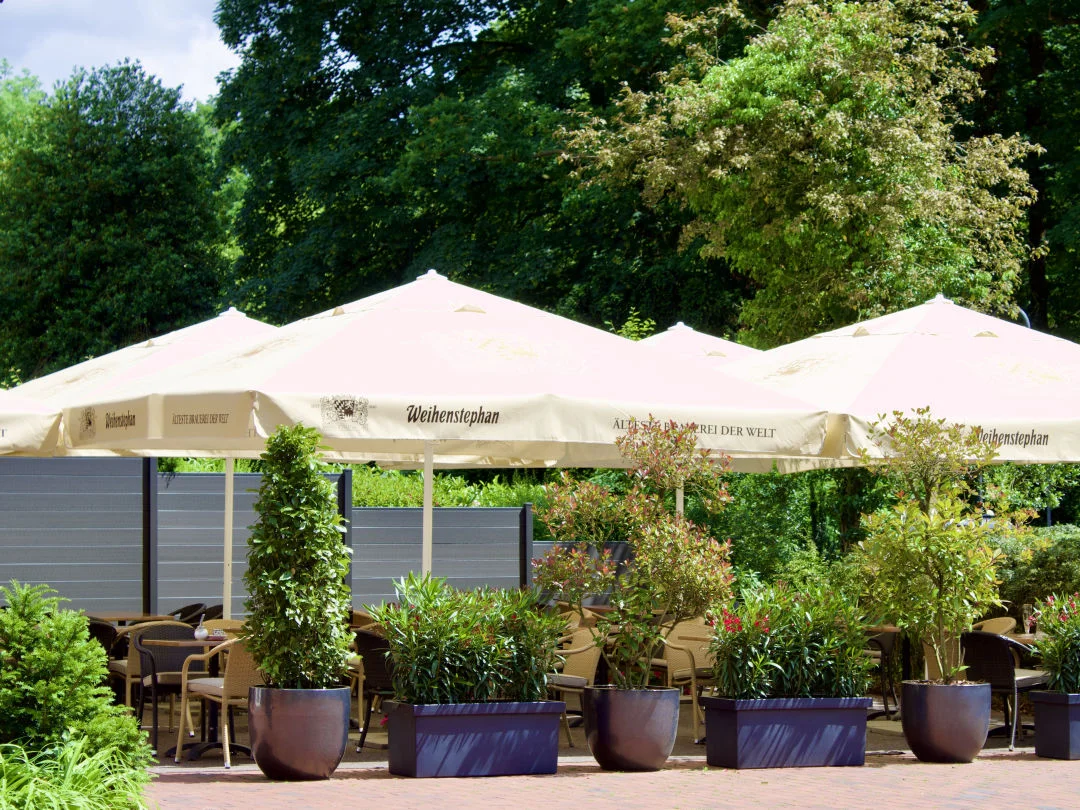 Terrasse des Saporito am Stadtpark Zeven im Sommer